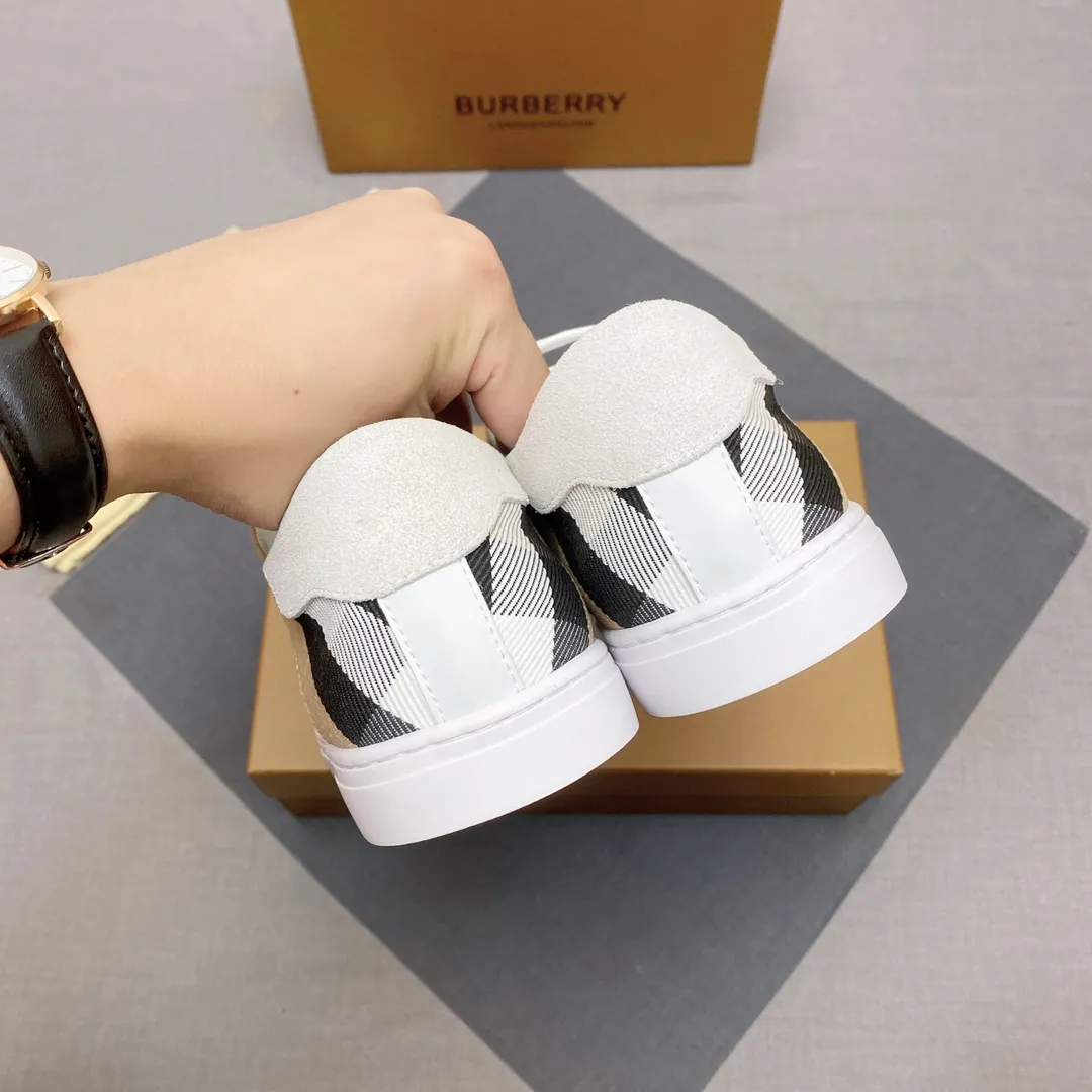p400 【Burberry】Burberry’s new men’s casual shoes! Classic striped cloth paired with imported first-layer silk calfskin and high-mercerized nubuck leather. Real sheepskin lining is very comfortable. Original outsole. Two-color selection, details determine quality. Welcome to compare. Size: 38-44 No. 068